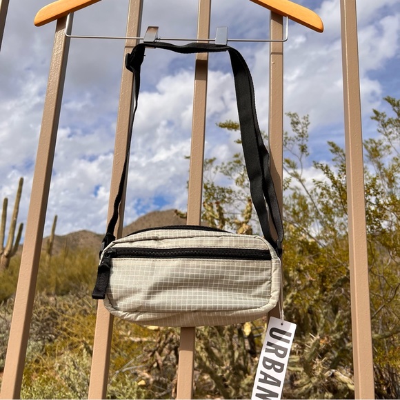 Urban Outfitters NWT Ripstop Rectangular Crossbody Pouch Gray W/Black Strap - Picture 2 of 10